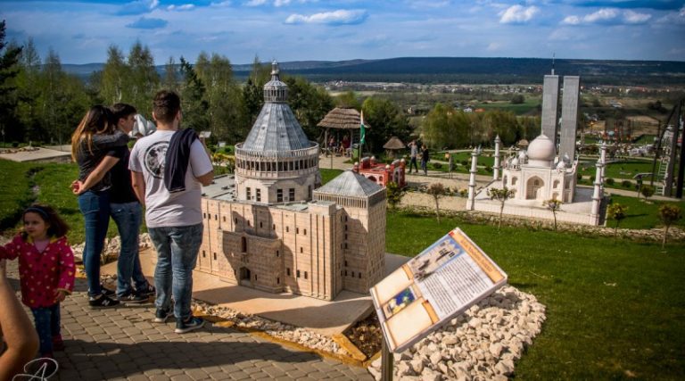 Nocne zwiedzanie Alei Miniatur w Krajnie