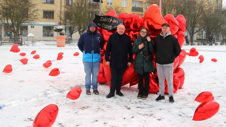 Ostrowiec kwitnie miłością! Romantyczna instalacja zachwyca mieszkańców