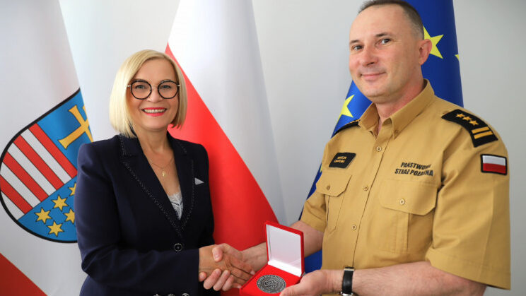 Marszałek Renata Janik wyróżniona z okazji 30-lecia Krajowego Systemu Ratowniczo-Gaśniczego